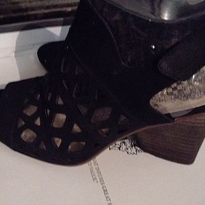 Vince Camuto size 7.5m style Deverly /color-black